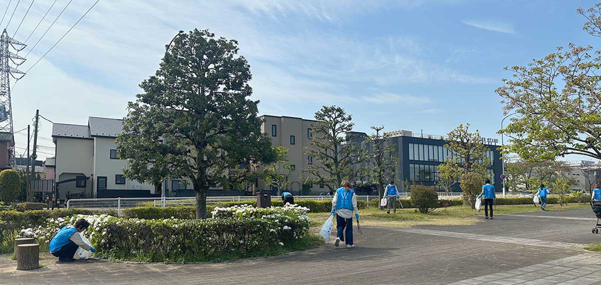 地域美化活動に取り組むウォータースタンドの従業員