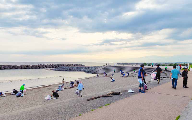 市内の海岸清掃