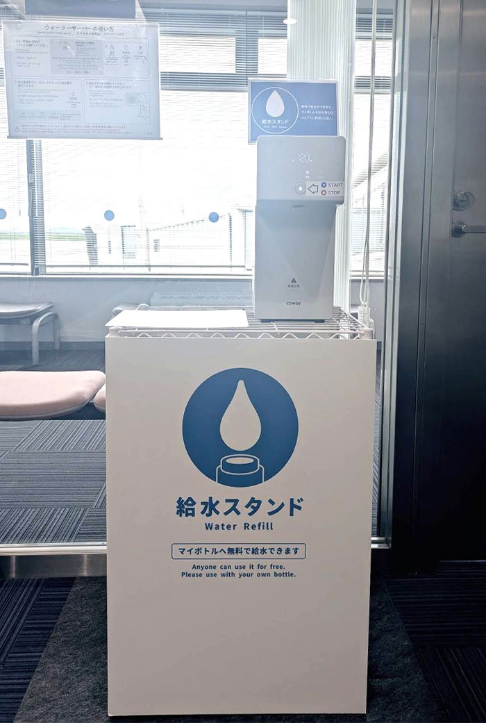 岡山桃太郎空港国際線搭乗待合室の給水スポット（製品アップ）