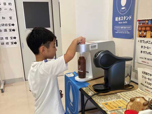完成したマイボトルで給水体験